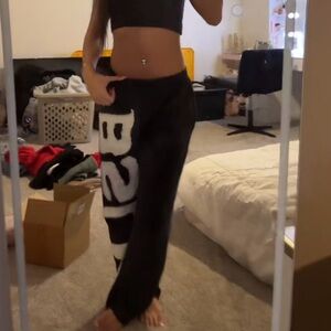 PATCHED SWEATPANTS
CHARCOAL